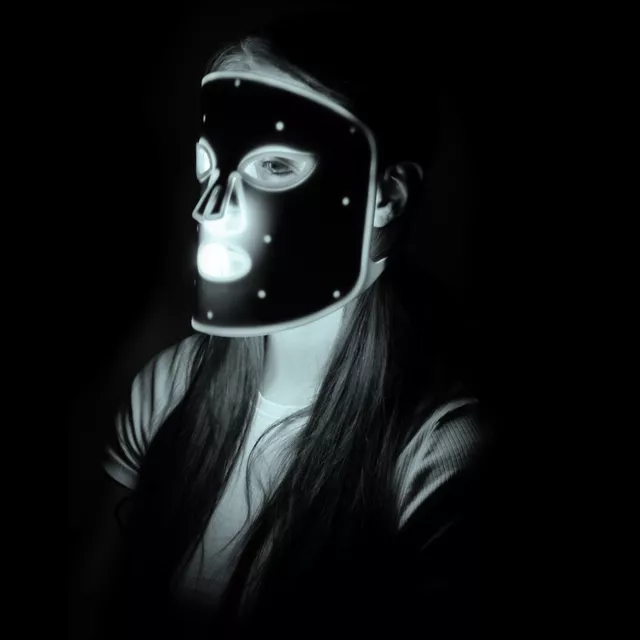 Wiederaufladbare Silikon-LED-Behandlungsmaske inSPORTline Santorina