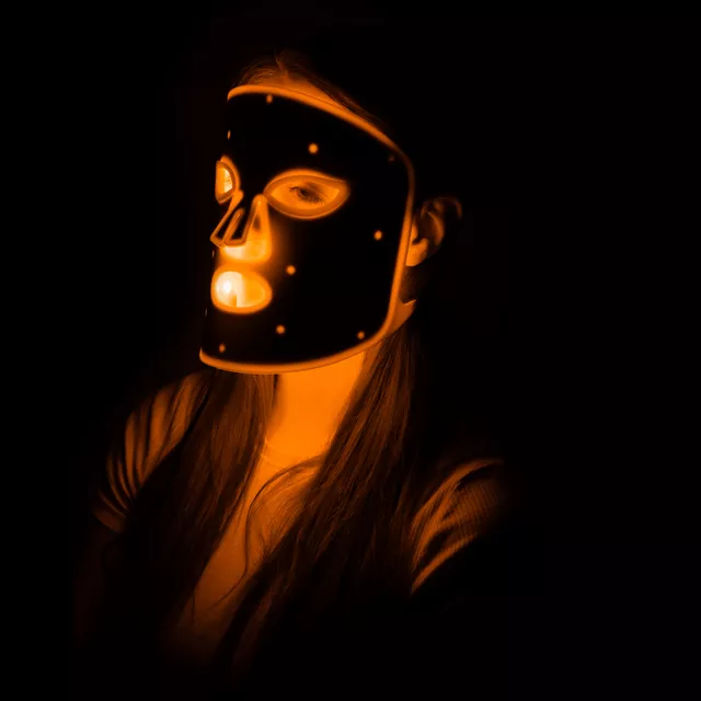 Wiederaufladbare Silikon-LED-Behandlungsmaske inSPORTline Santorina